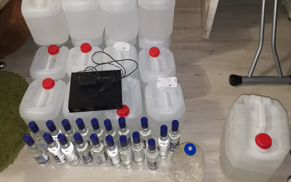 В Брянске у 38-летней бутлегерши изъяли 350 литров самопального спиртного