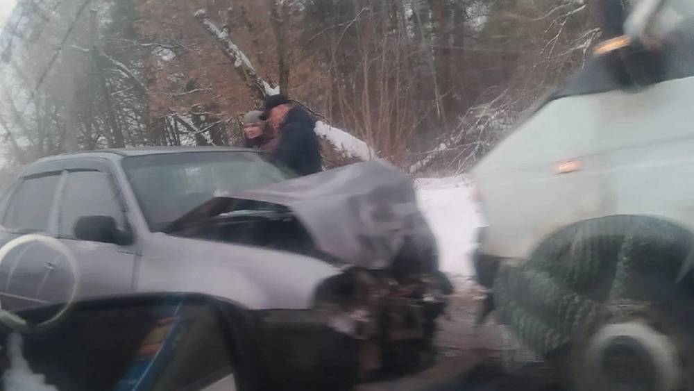 В Бежицком районе Брянска произошло лобовое столкновение двух автомобилей