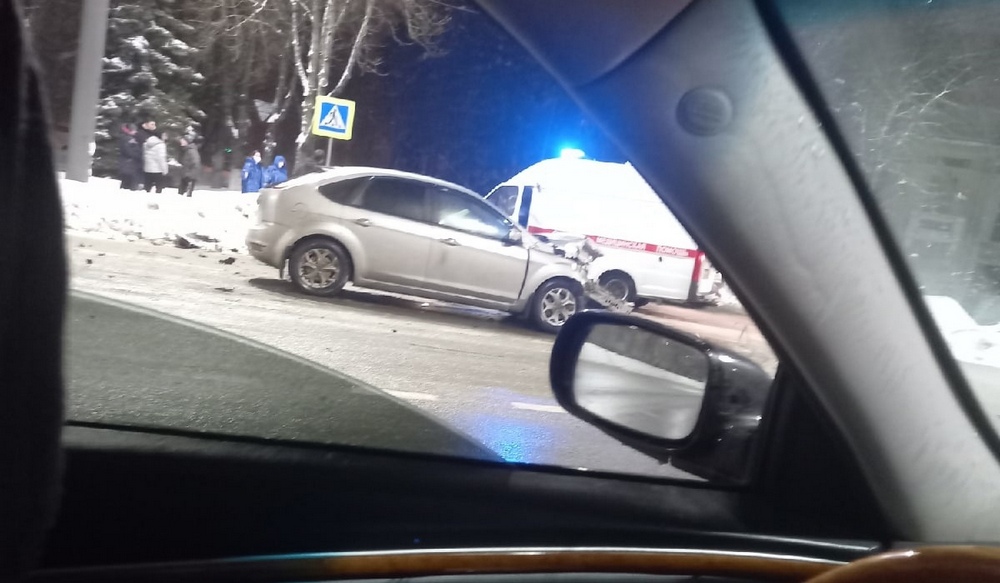 В Брянске при столкновении автомобилей на улице Куйбышева ранен человек