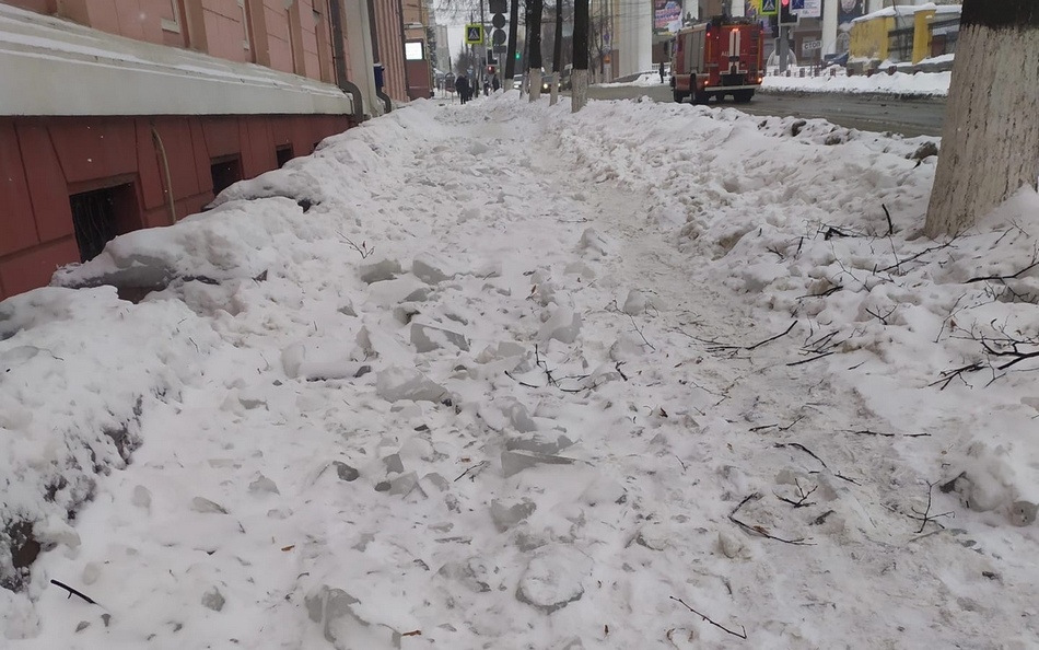 В Брянске коммунальщики завалили ледяными глыбами тротуар на улице Фокина