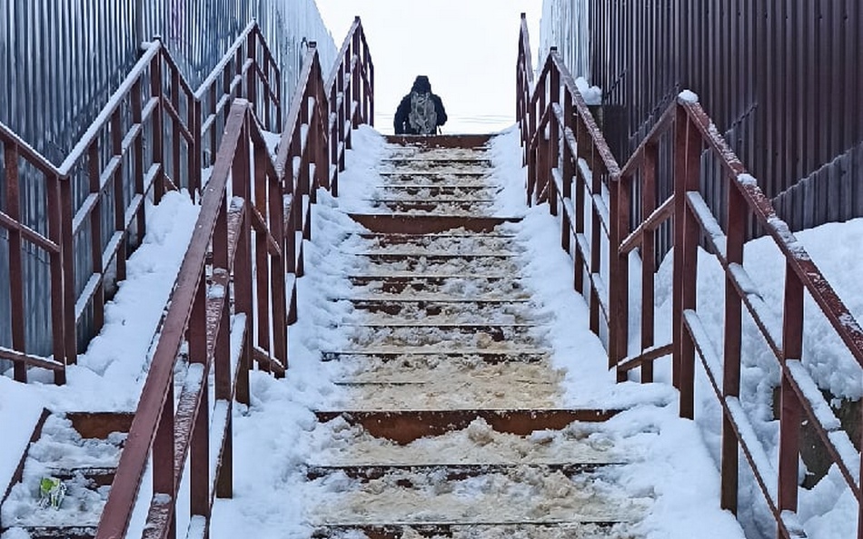 В Брянске сфотографировали опасную лестницу в 10-м микрорайоне