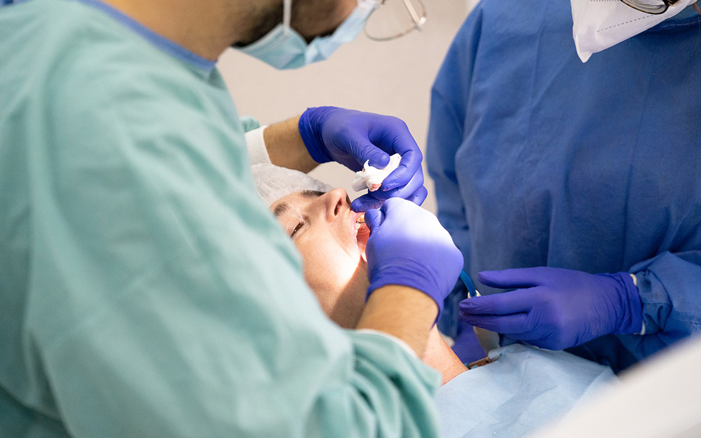 Брянским стоматологам разрешили принимать до 2 человек в час
