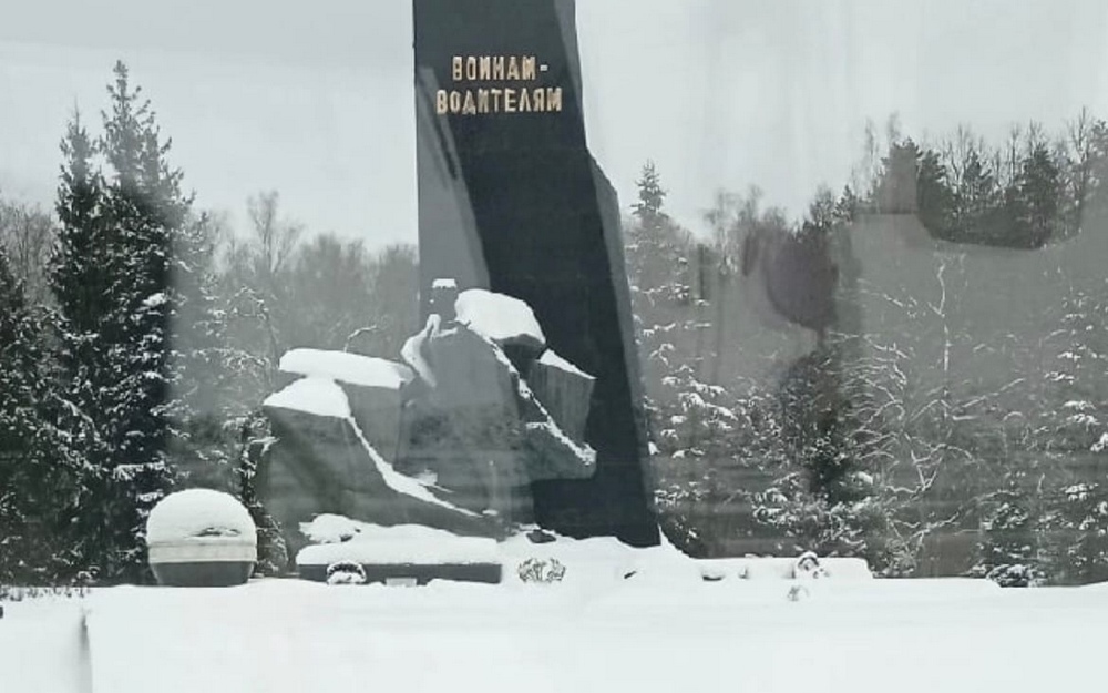 Памятник воинам-водителям под Брянском превратился в сугроб