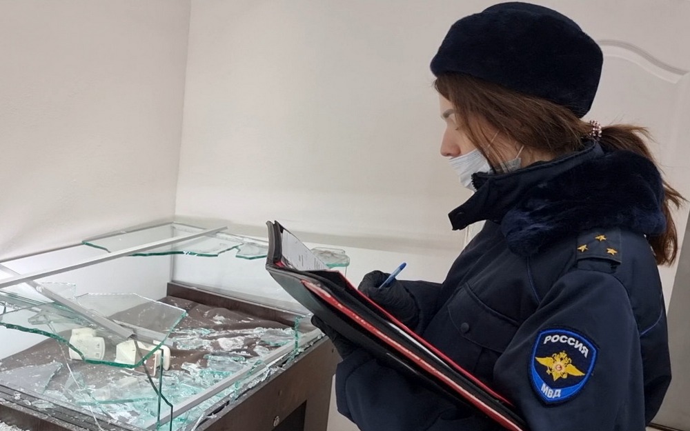 В центре Бежицкого района Брянска трое ограбили ювелирный магазин
