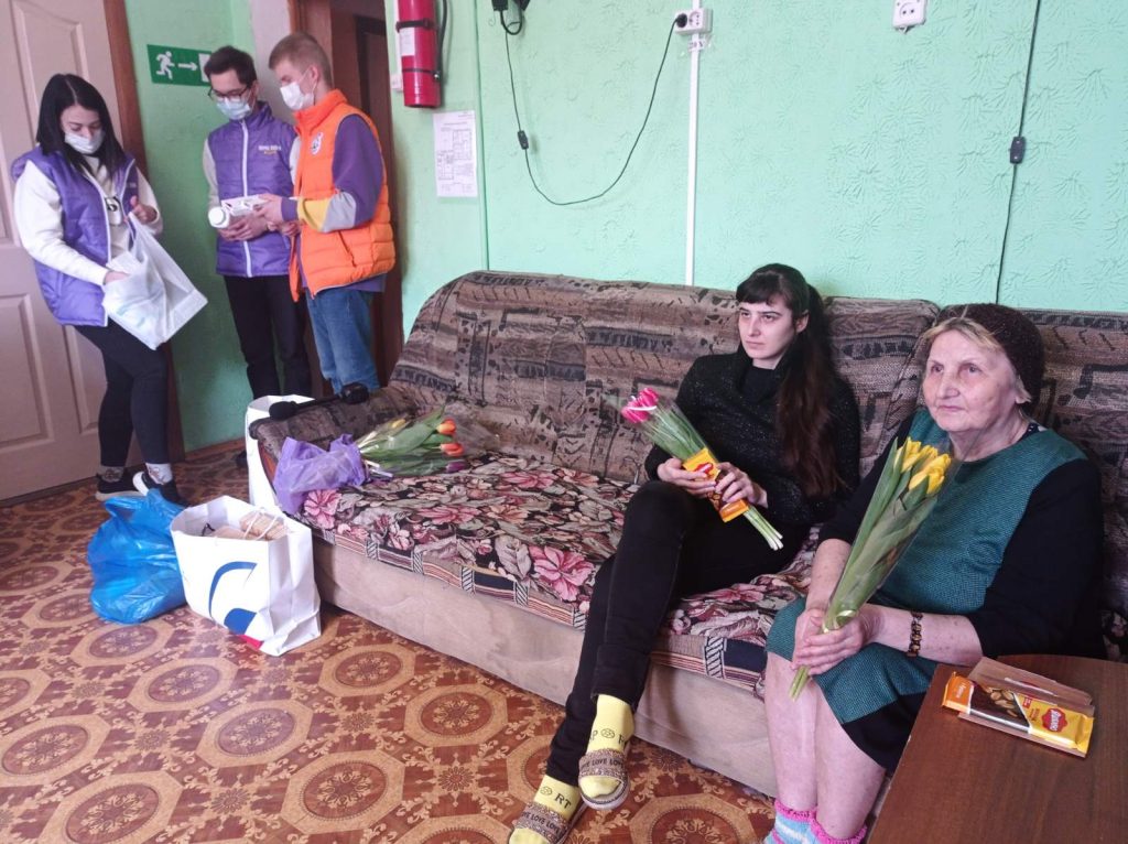 Брянские волонтёры поздравили с 8 Марта эвакуированных с Донбасса женщин
