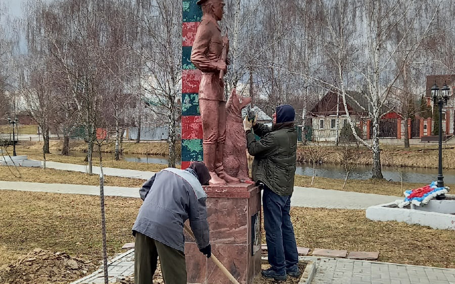 В Новозыбкове скульптор начал исправлять скандальный памятник пограничникам