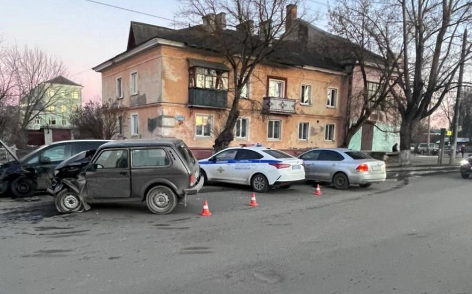 В Брянске машина с 2-летним ребенком попала в ДТП на Почтовой