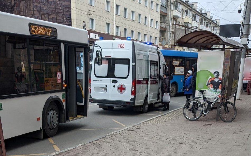 Попавший под автобус в центре Брянска велосипедист госпитализирован