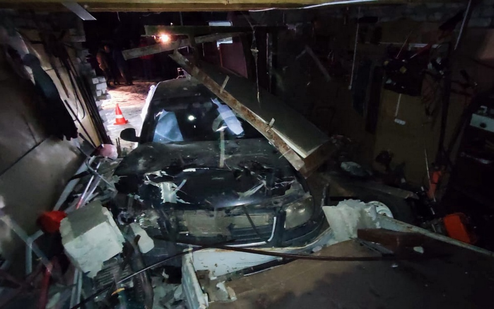 Под Брянском погиб врезавшийся в гараж 49-летний водитель