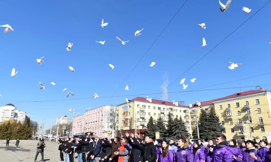 В память о погибших детях Донбасса в Брянске выпустили 149 голубей