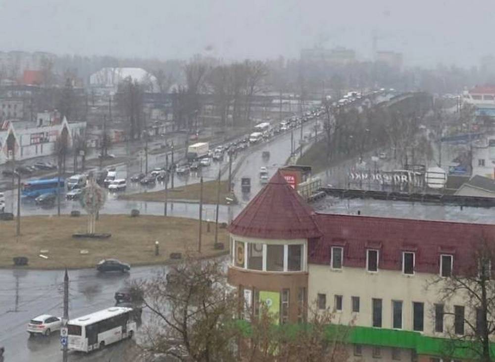 В Брянске в Бежице растянулась огромная пробка на Литейном мосту