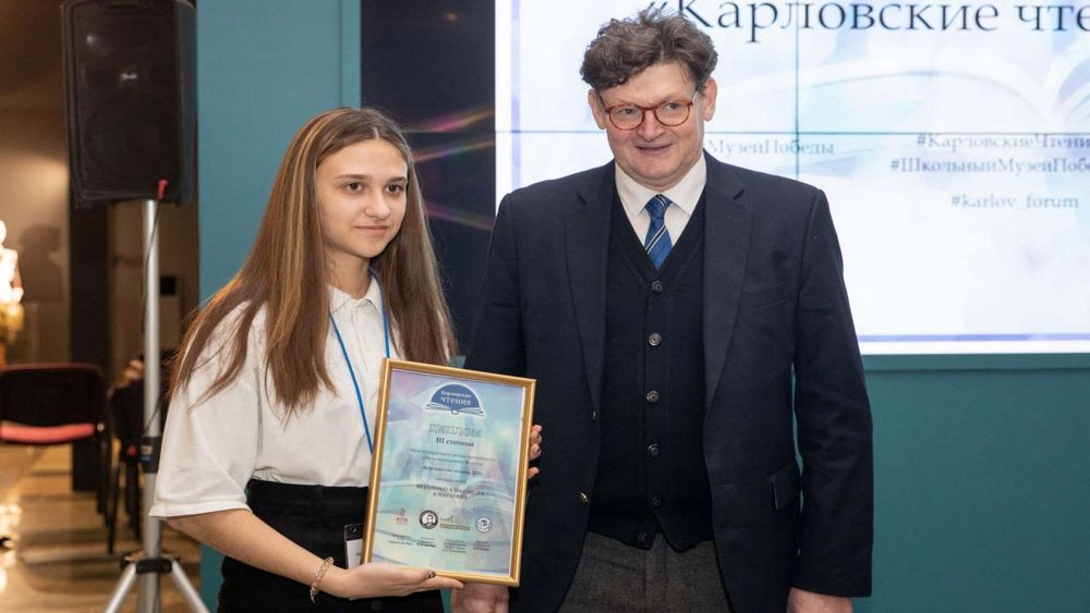 Брянскую школьницу наградили в московском Музее Победы