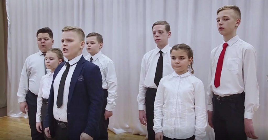 Президента Владимира Путина поддержали песней школьник из Брянска с участниками хора