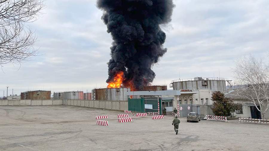 В Луганске из-за ракетного удара загорелась нефтебаза