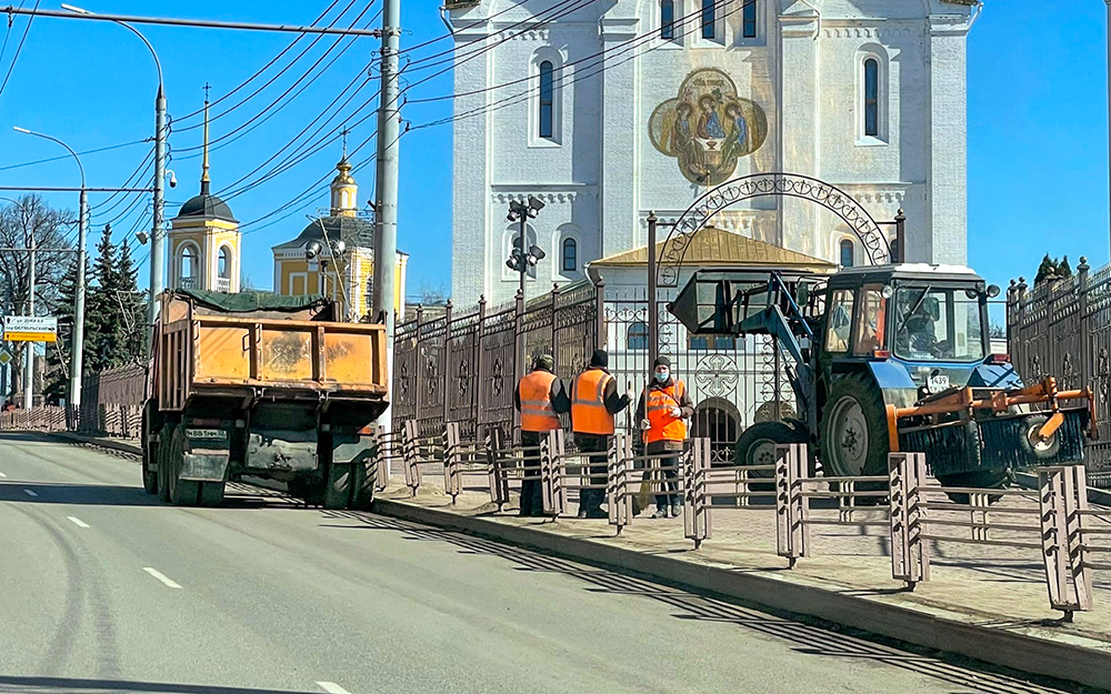 В Брянске продолжается весенняя уборка городских улиц