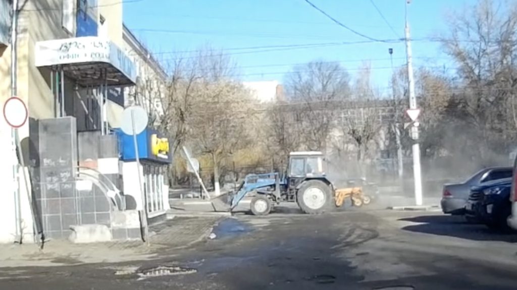 Во время уборки тротуаров и дорог брянский тракторист повредил дорожный знак