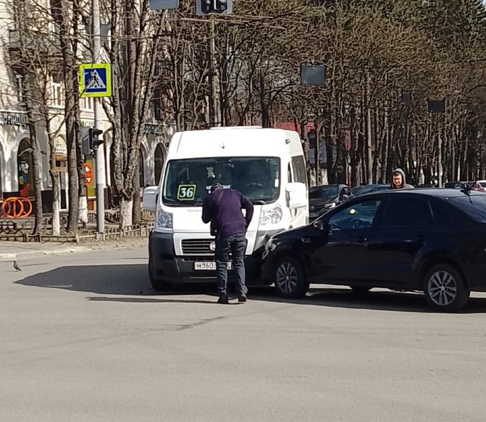 В Бежице в Брянске маршрутка № 36 попала в ДТП возле ТЦ «БУМ-сити»