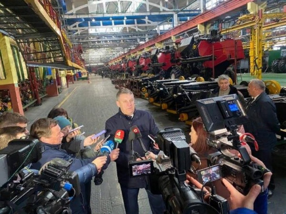 Брянский губернатор Богомаз в посетил завод «Гомсельмаш» в Гомеле