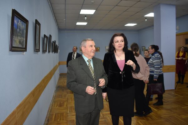 Выставка работ художников Донбасса открылась в музее хрусталя в Дятьково