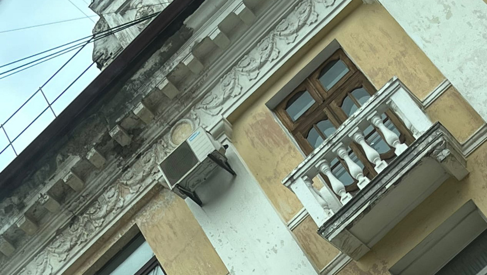 С фасада дома с ЗАГСом в Советском районе обрушилась на тротуар штукатурка