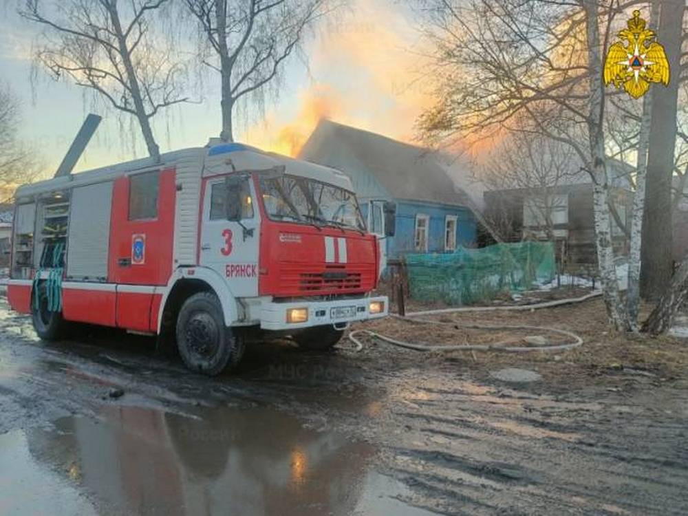 В Брянске потушили загоревшийся жилой дом на улице Фестивальная