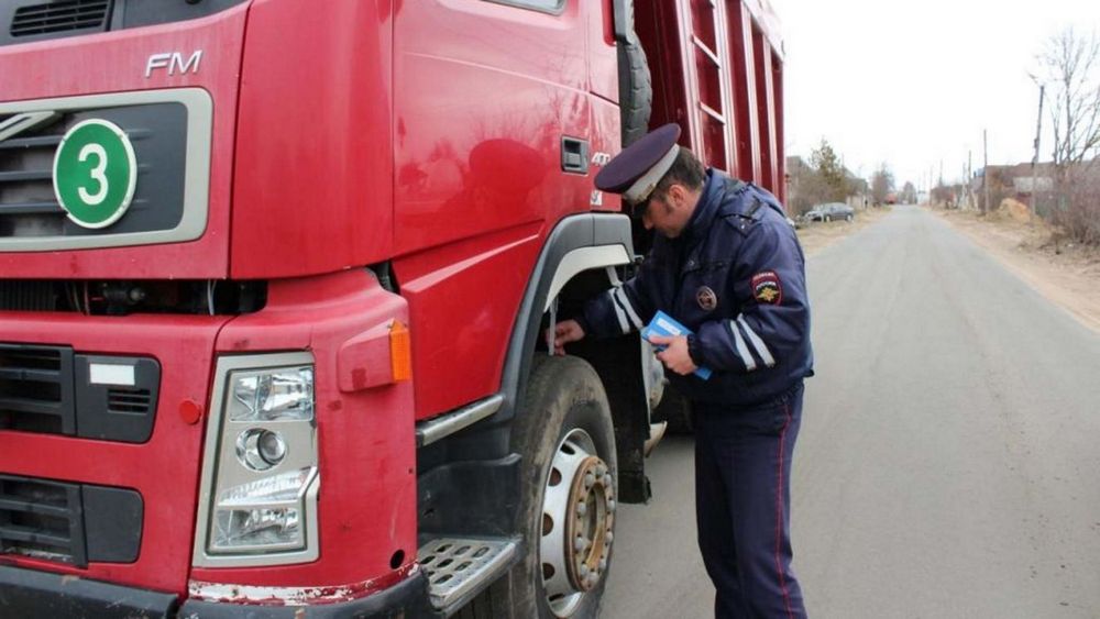 В Клинцах Брянской области за сутки остановили три неисправных грузовика