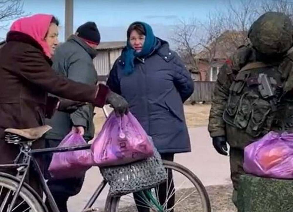 Военные передали жителям Украины продуктовые наборы из Брянска