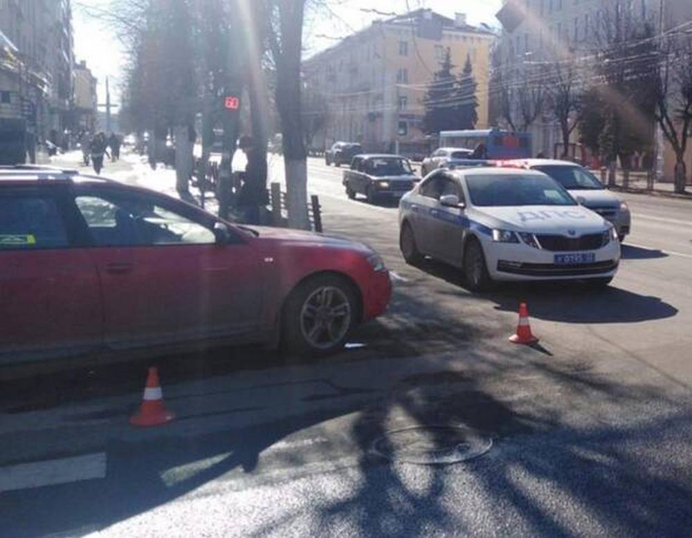 На проспекте Ленина 60-летний водитель Audi покалечил женщину-пешехода