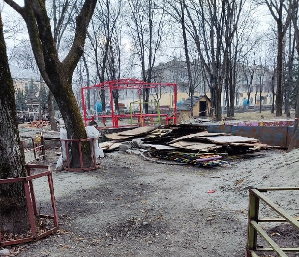 В Володарском районе Брянска в парке «Юность» демонтировали аттракционы