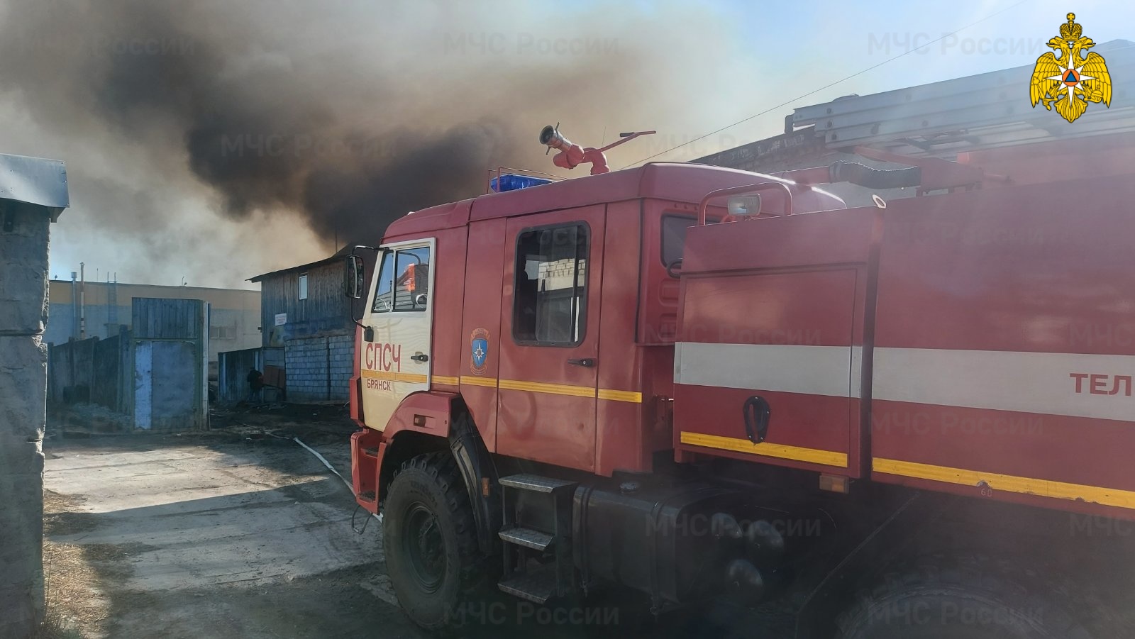 17 машин и 61 человек работали на тушении крупного пожара на пилораме в Брянске