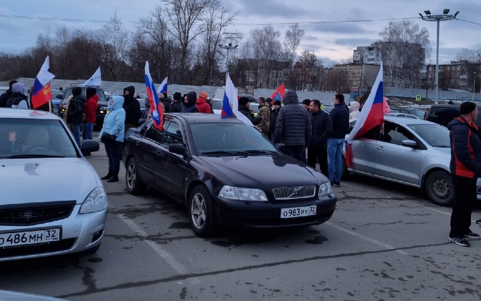 Водители в Брянске провели автопробег в поддержку спецоперации на Украине