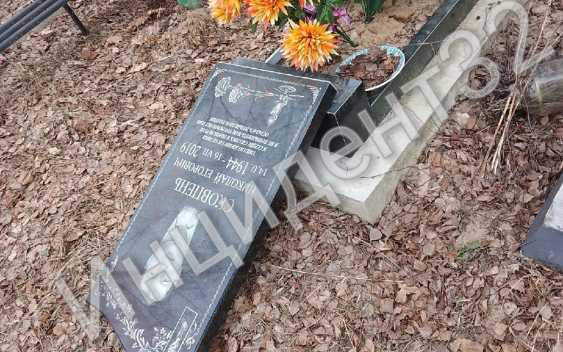 В брянских Киваях вандалы разнесли около 20 надгробий