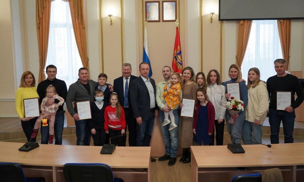 В правительстве Брянской области прошло вручение жилищных сертификатов