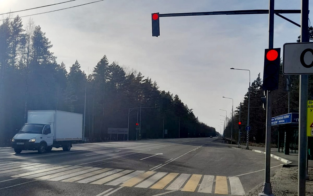В Брянском районе ввели в эксплуатацию светофор у поворота на Партизанскую поляну