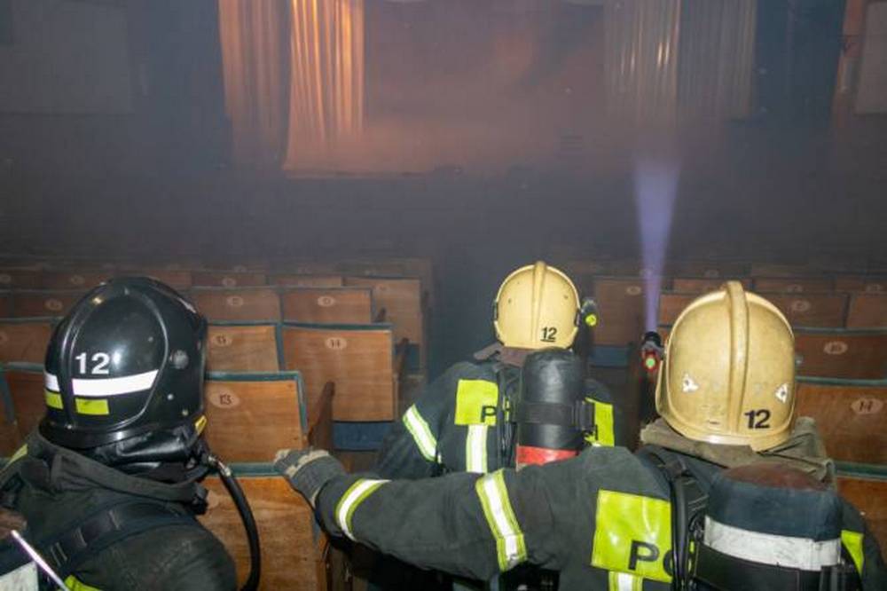 Брянские спасатели тушили условный пожар в ДК им.Медведева