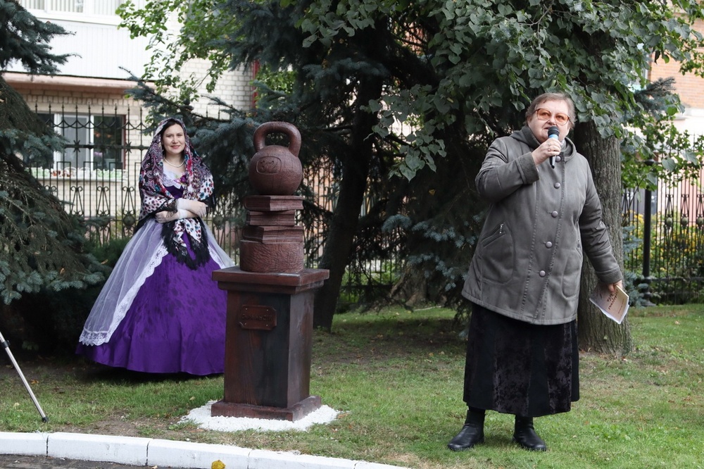 Брянцам показали фотографии с открытия новых скульптур в парке-музее Толстого