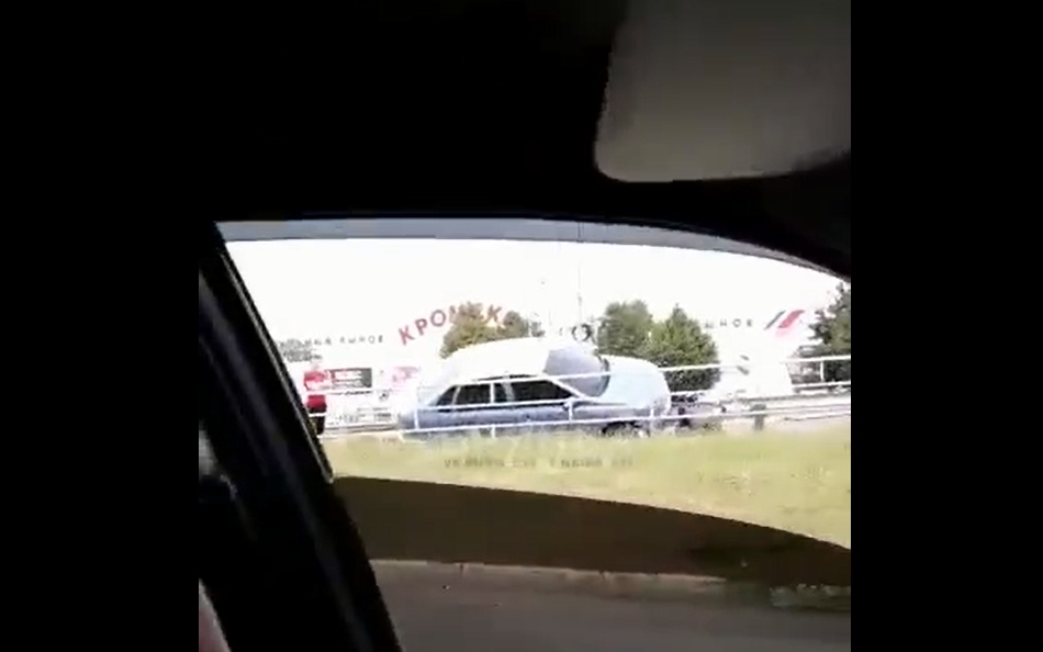В ДТП в Брянске автомобиль повис на отбойнике