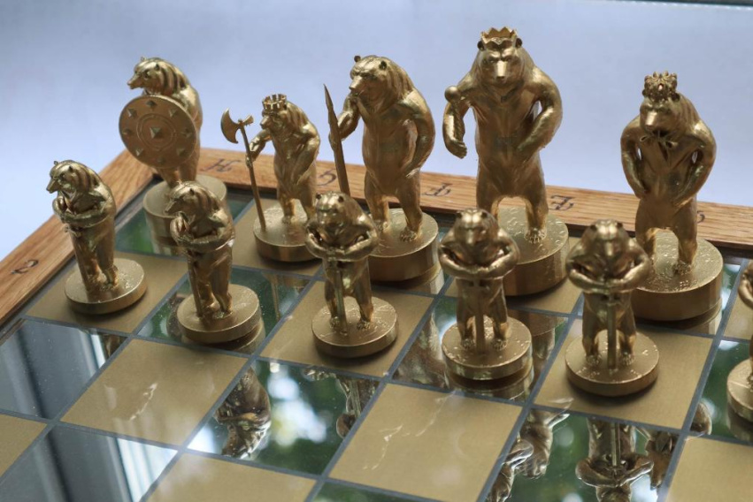 Школьник из Брянска разработал уникальные медвежьи шахматы