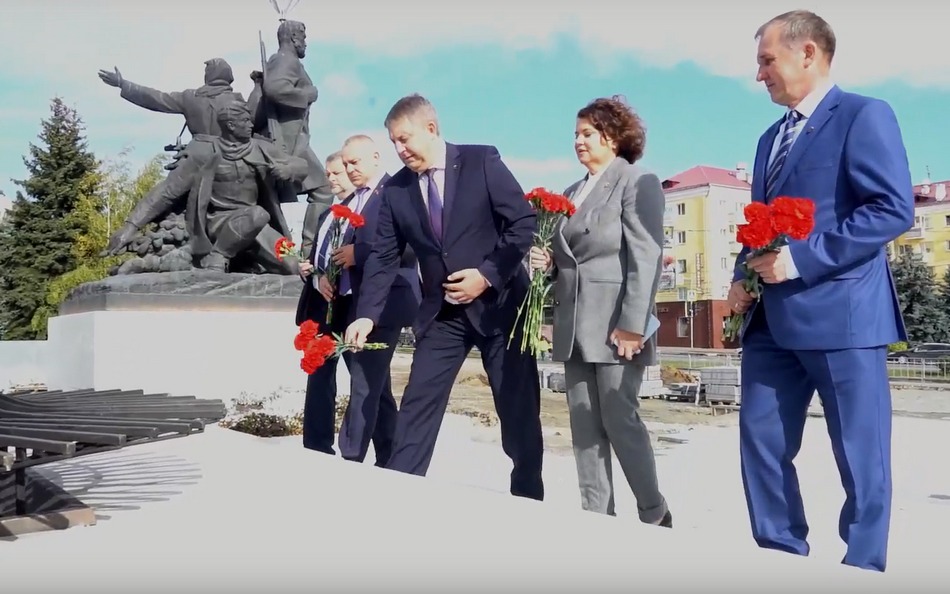 Брянский губернатор возложил цветы к Вечному огню на площади Партизан