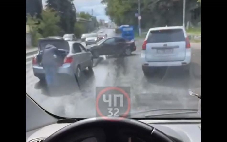 В Брянске на светофоре у Дормаша случилось ДТП с двумя легковушками