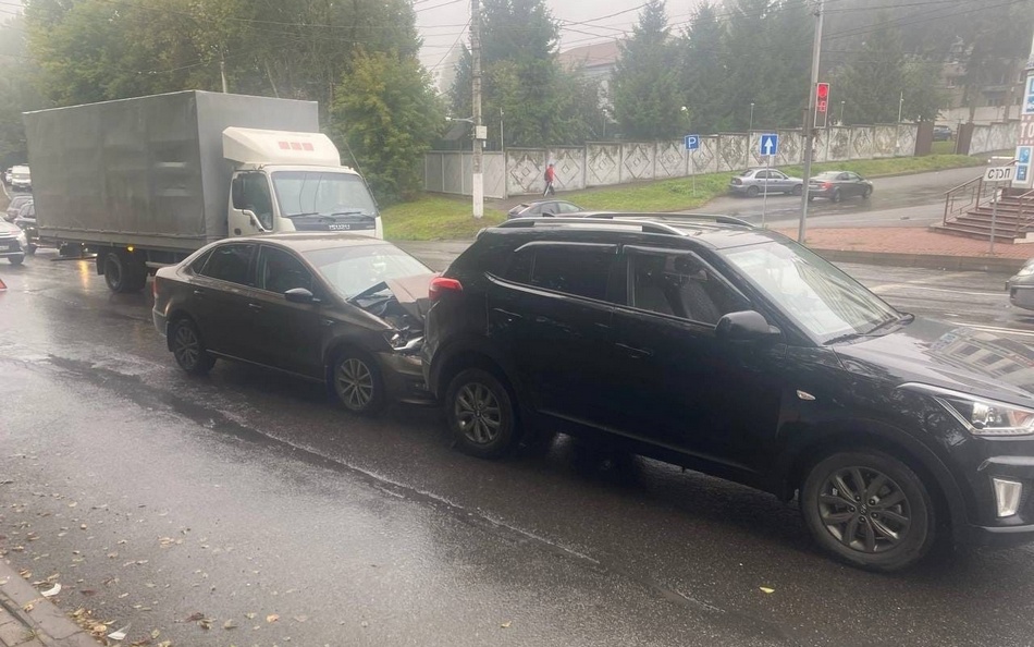 В Брянске на Калинина разбились два легковых автомобиля