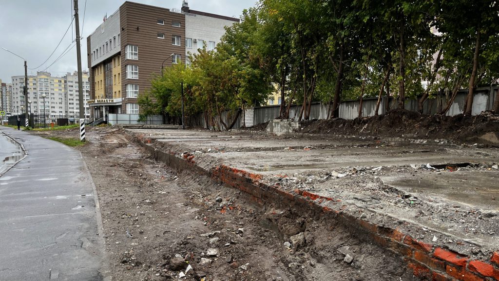 Возле областной прокуратуры в Брянске убрали строительный мусор от снесенных гаражей
