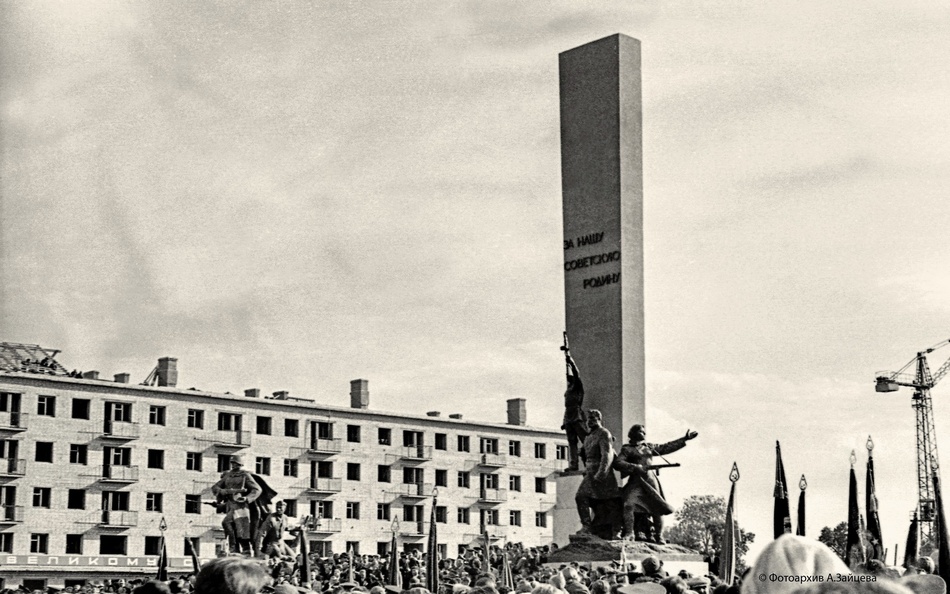 Брянцам показали фото с открытия памятника на площади Партизан в 1966 году