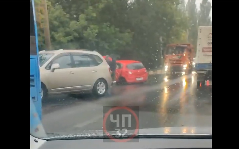 В Брянске появилось видео с места ДТП с автобусом №22