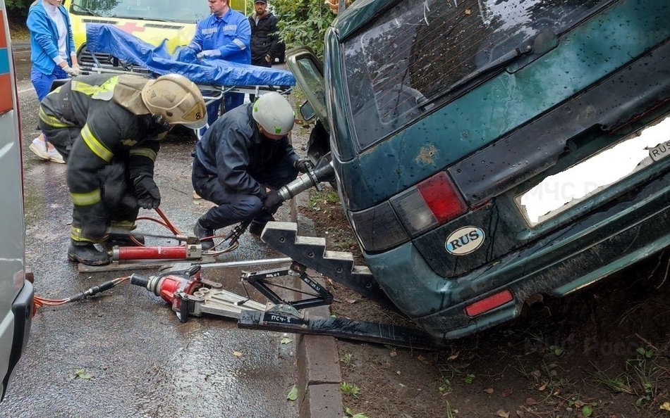 Пострадавшего в страшном ДТП в Брянске пришлось вырезать из машины