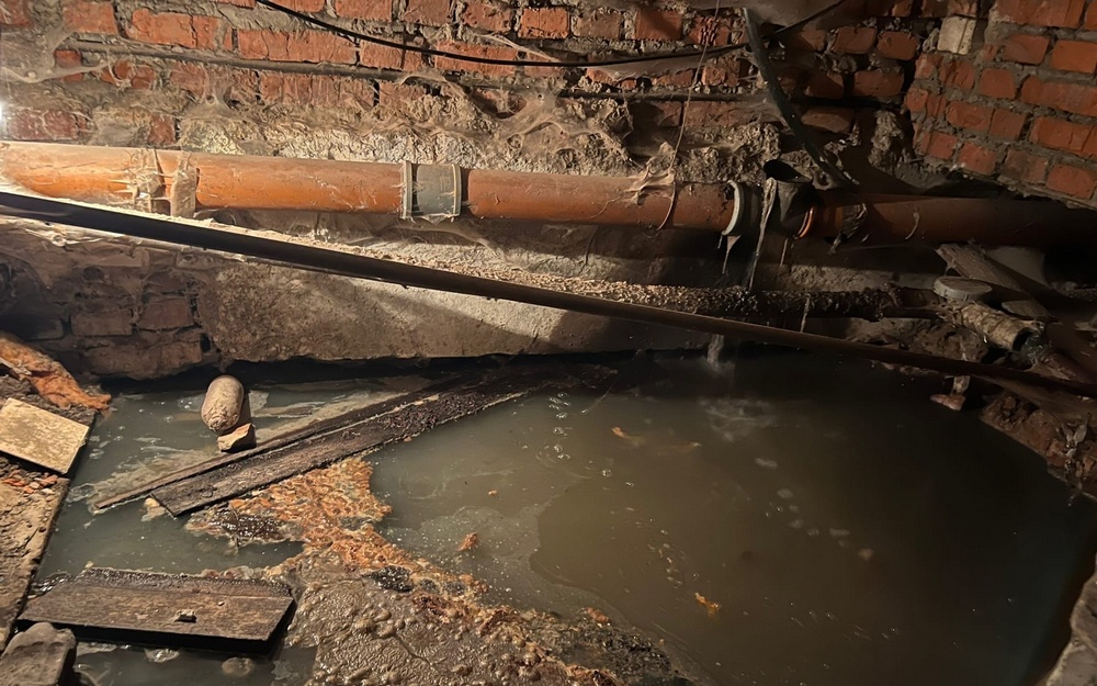 В многоквартирном доме в Карачеве образовалось болото из фекалий
