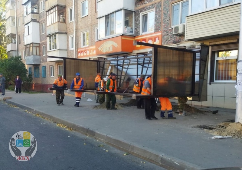 В Брянске на улице Димитрова подрядчик начал устанавливать новые остановки