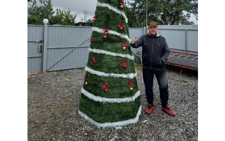 Брянский активист Александр Кравченко смастерил елку из строительного мусора