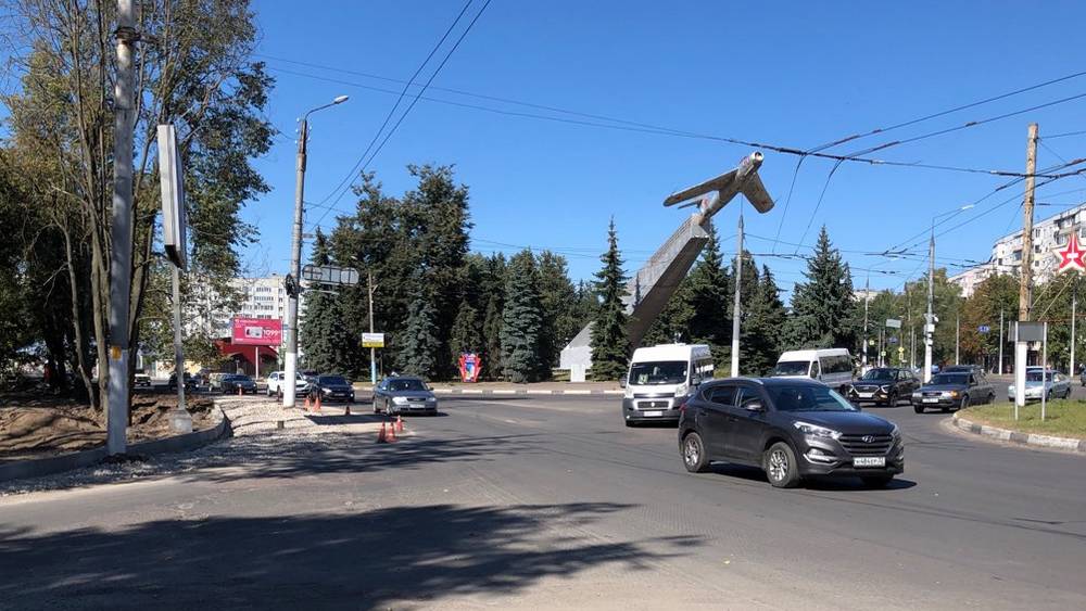 В Брянске расширяют кольцевую развязку возле памятника Летчикам