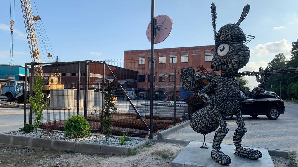 Брянцев на въезде в город Сельцо теперь встречает скульптура муравья